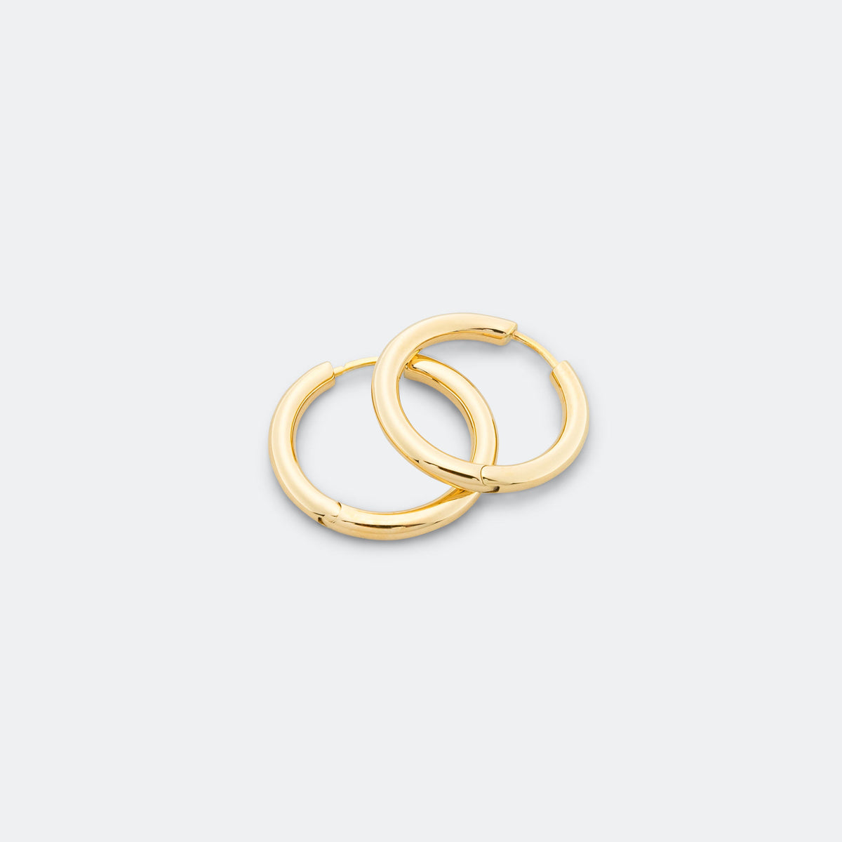 Tom Wood Classic Hoops Medium - 18K Gold | UP THERE