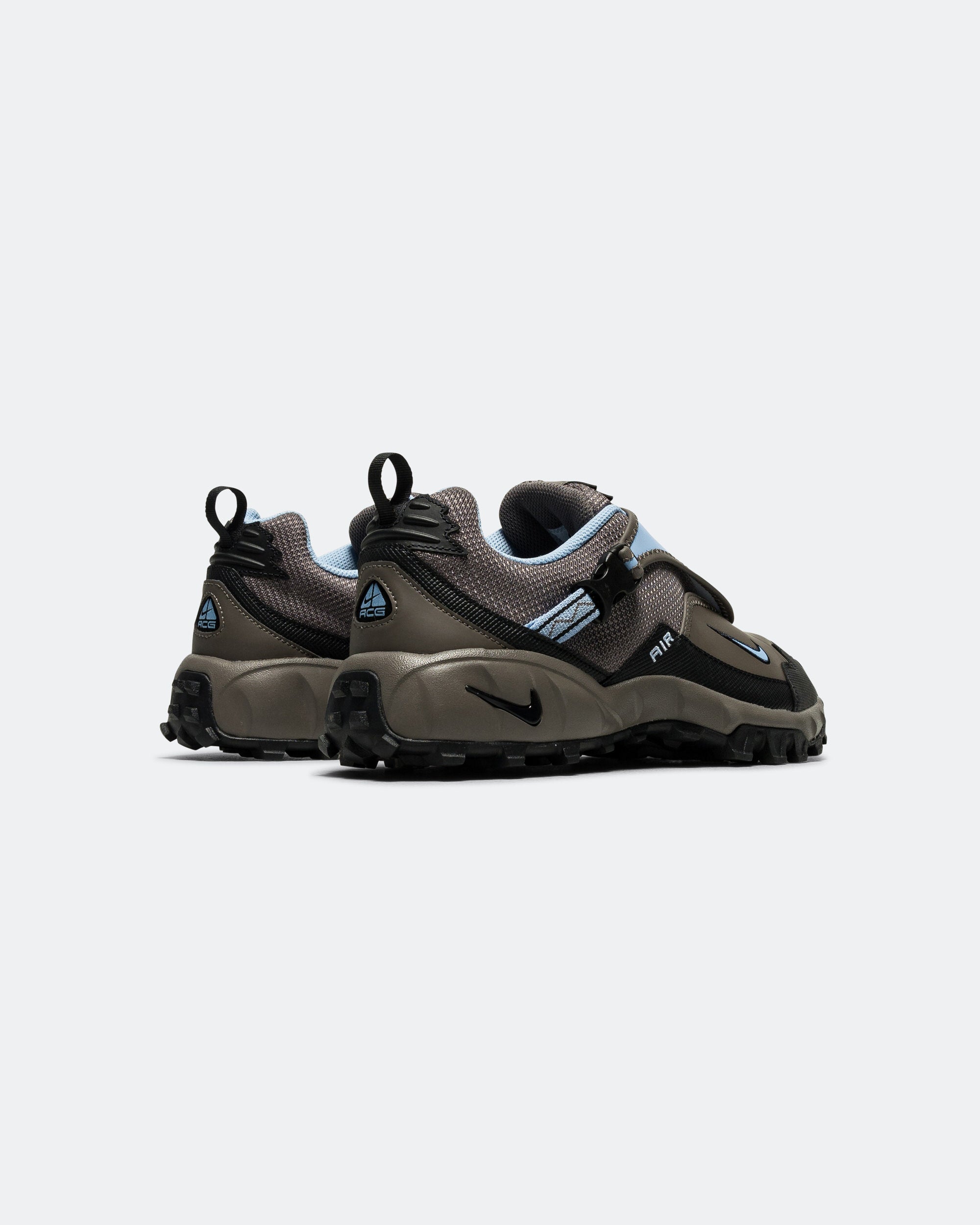 靴 Nike ACG Air Phassad Cave Stone Aluminum Nike's ACG Phassad in 'Cave Stone' & 'Aluminium'. Available at