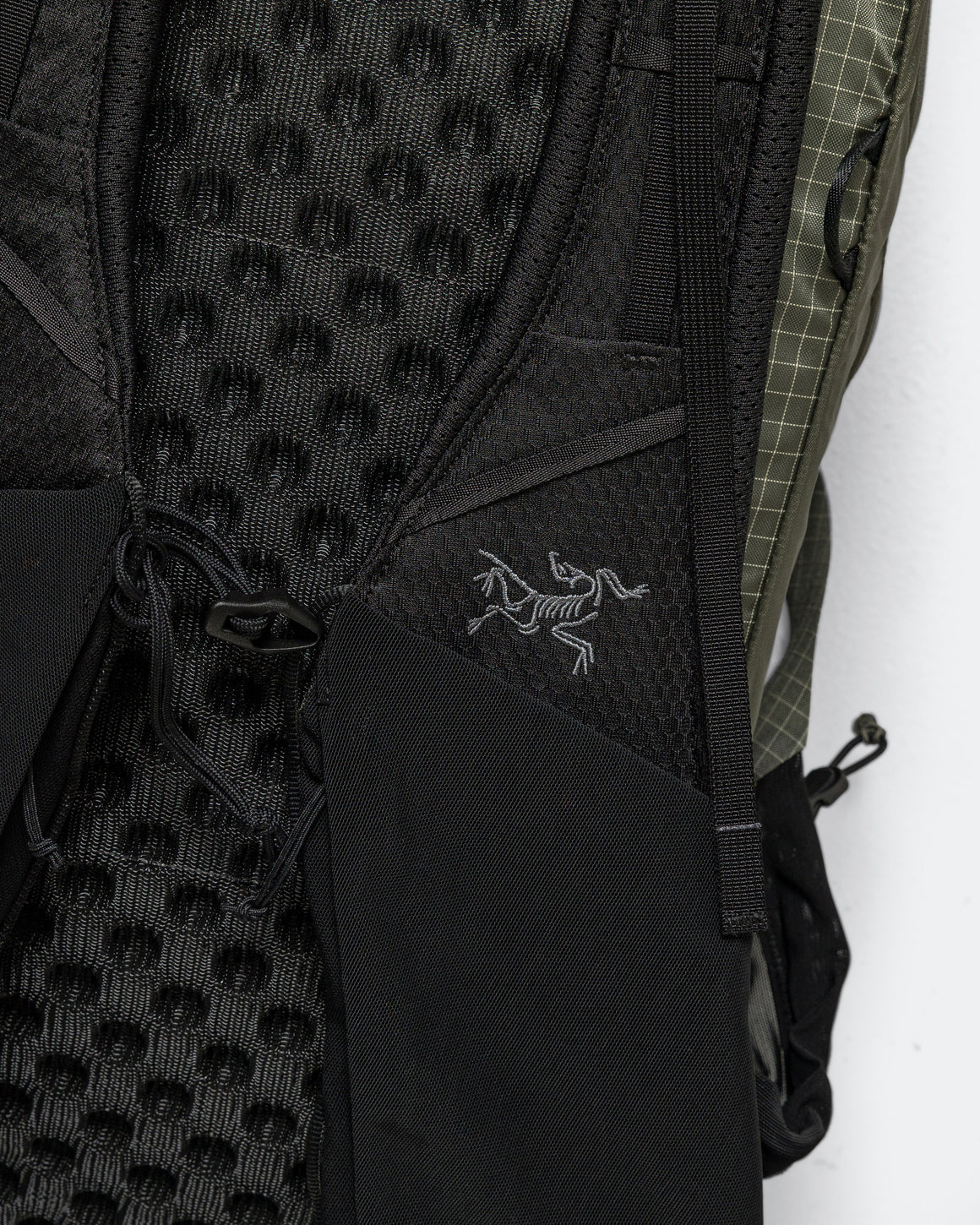Arc'Teryx - Aerios 18 Backpack - Forage - UP THERE