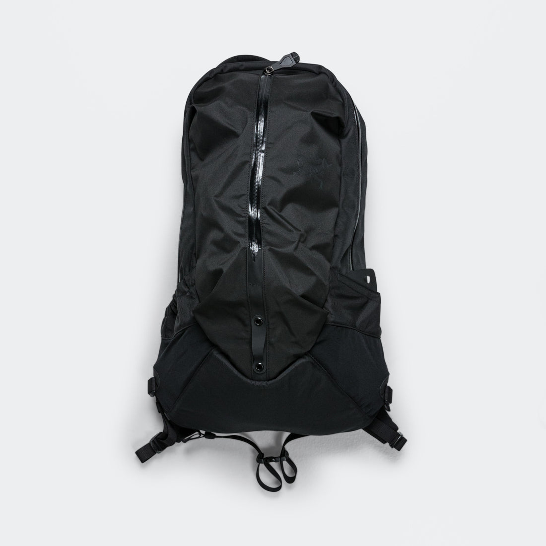 Arro 22 Backpack - Black II | UP THERE