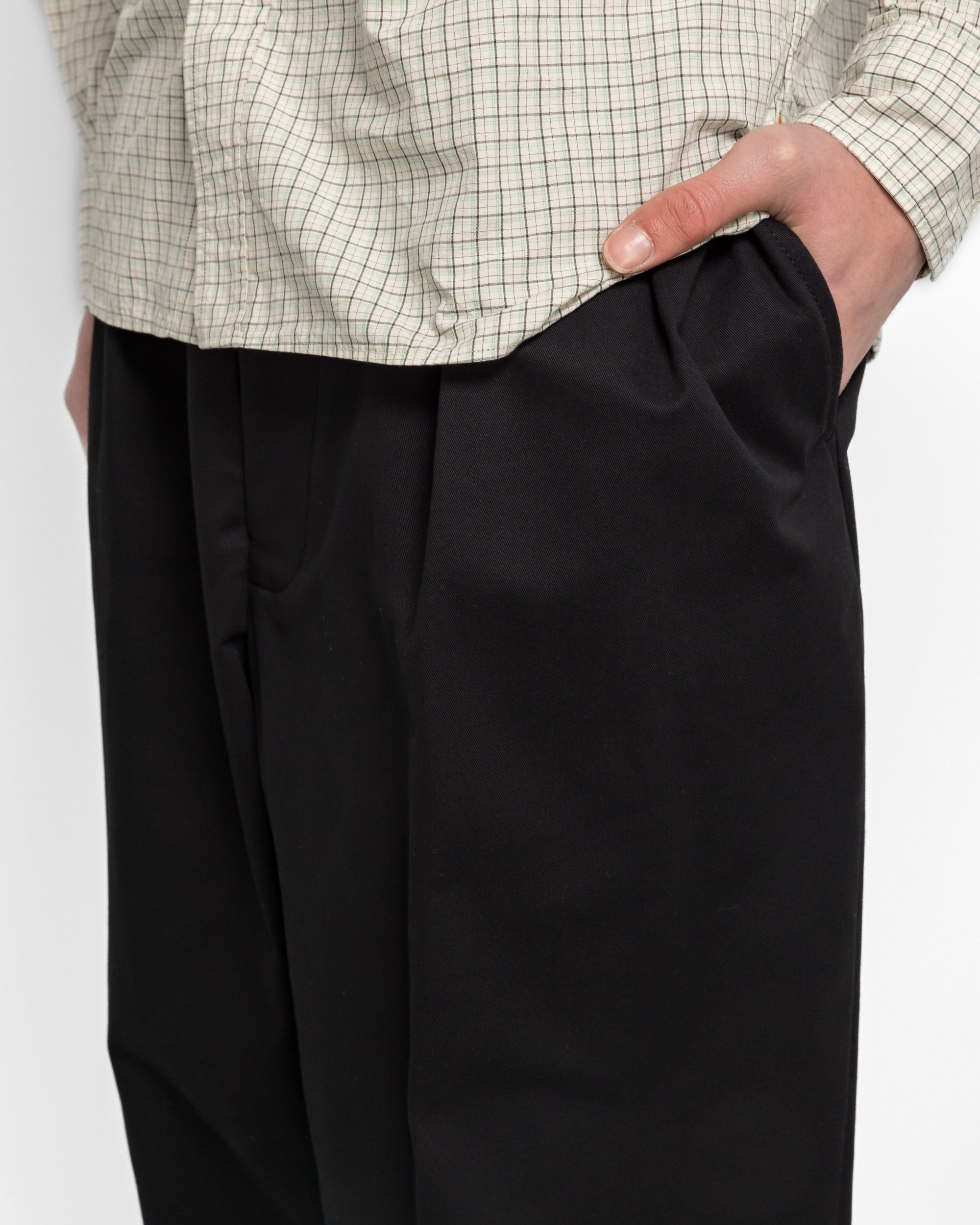 Beams Plus - 2 Pleats Tapered Twill - Black | UP THERE