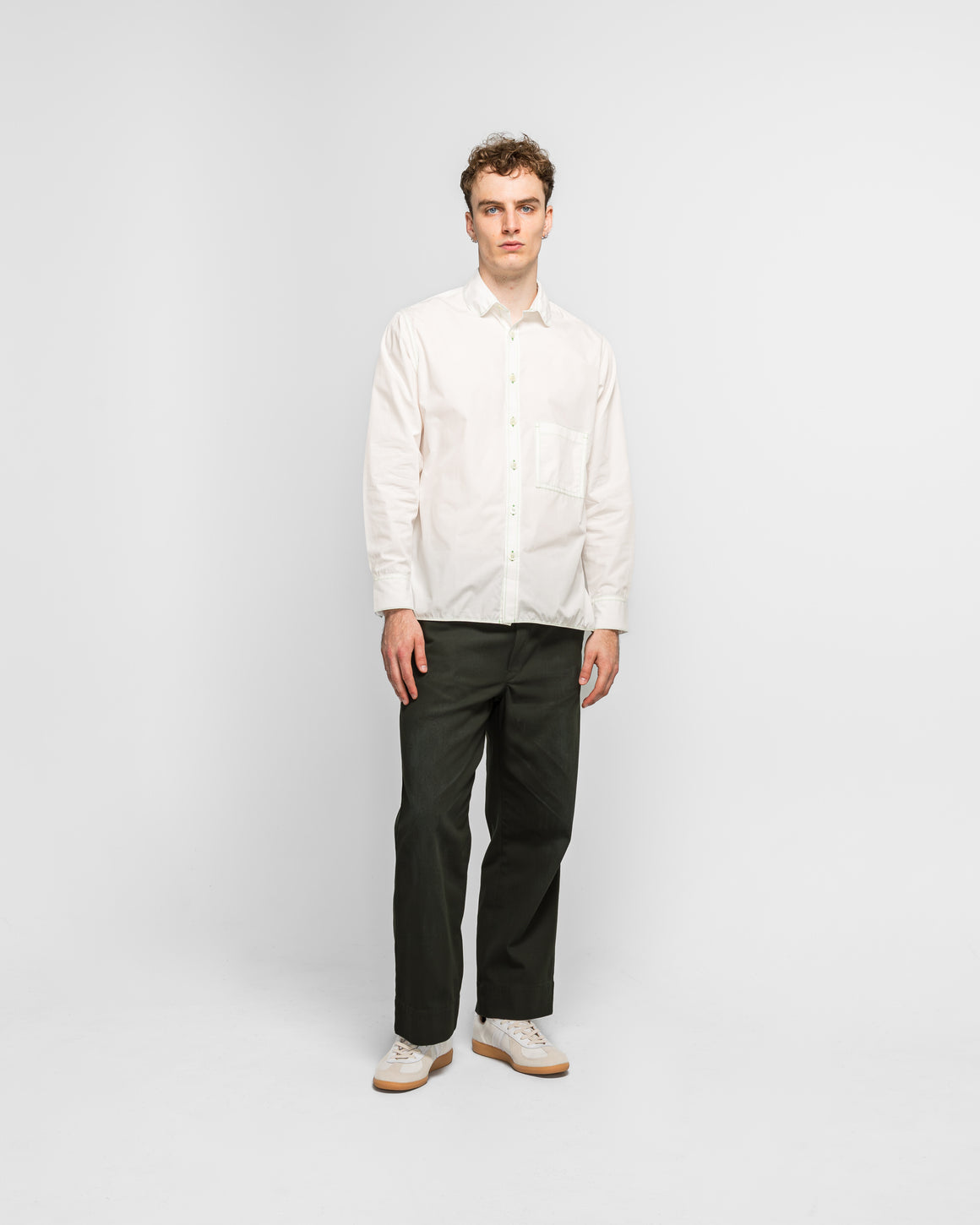 Dudley Coppice - The Gardeners Shirt - Hydrangea White Poplin Green Stitching - UP THERE