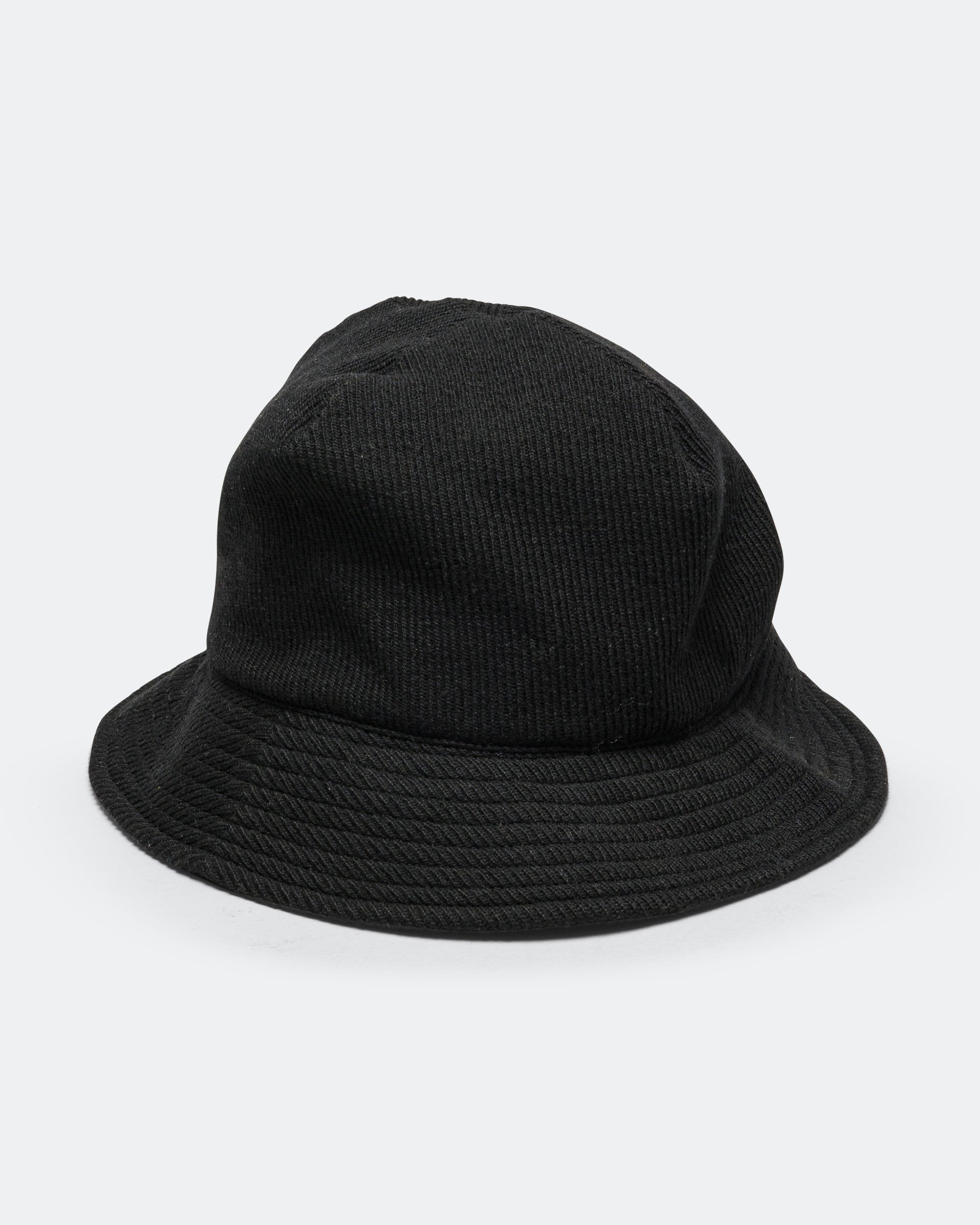 UNDER THE SUN FOUND FEATHER バケットハット Found Feather - 1 Panel Military Sun Hat - Black | UP THERE