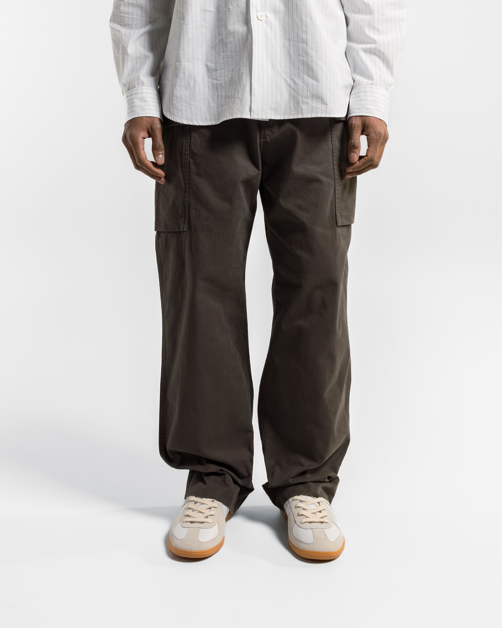 MHL PLAIN COTTON DRILL TROUSERS カーゴパンツ MHL. - Cargo Pocket Trousers - Ebony Plain Cotton Drill | UP THERE