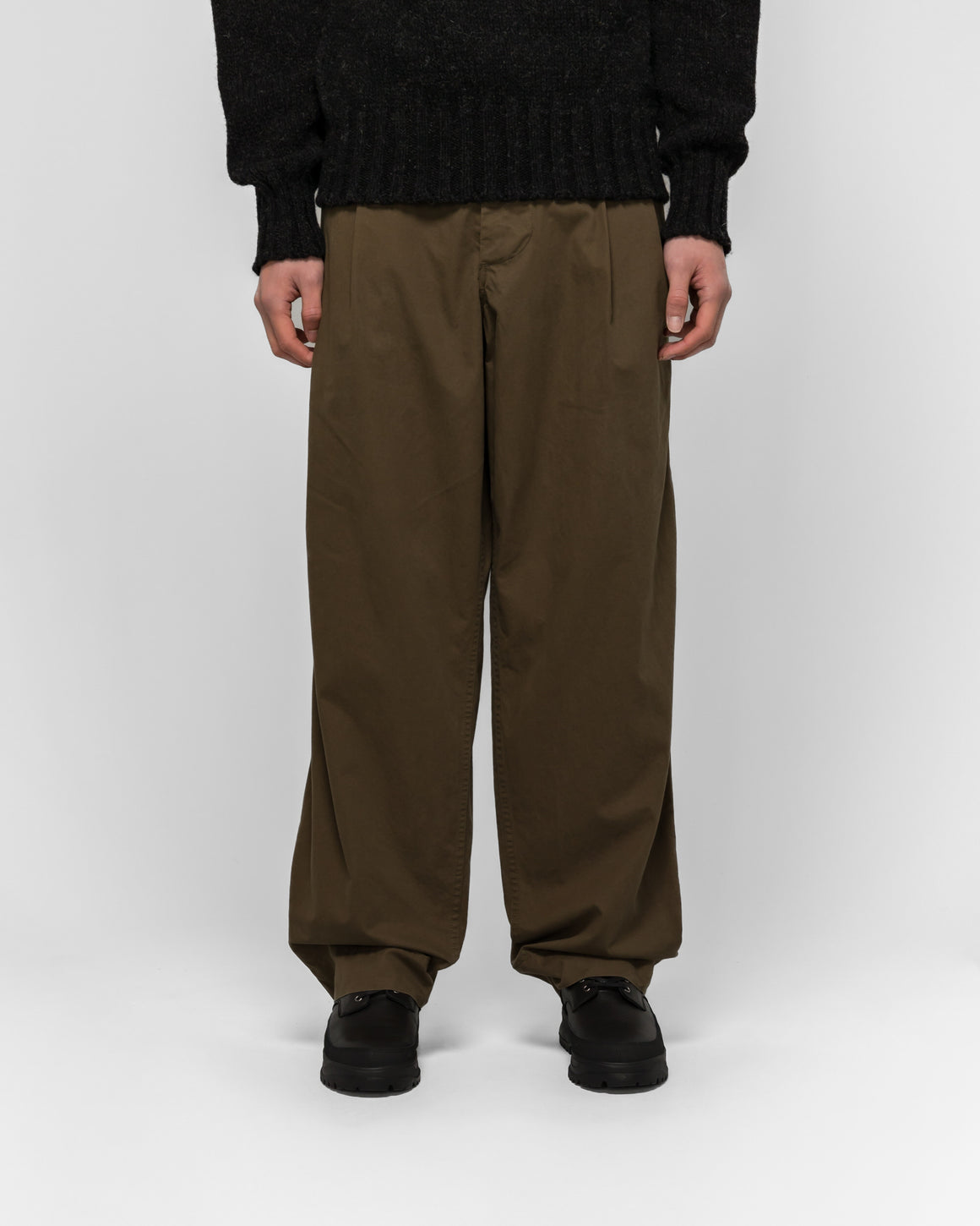 MHL. - Stitch Pleat Trousers Soft Dense Cotton - Khaki - UP THERE