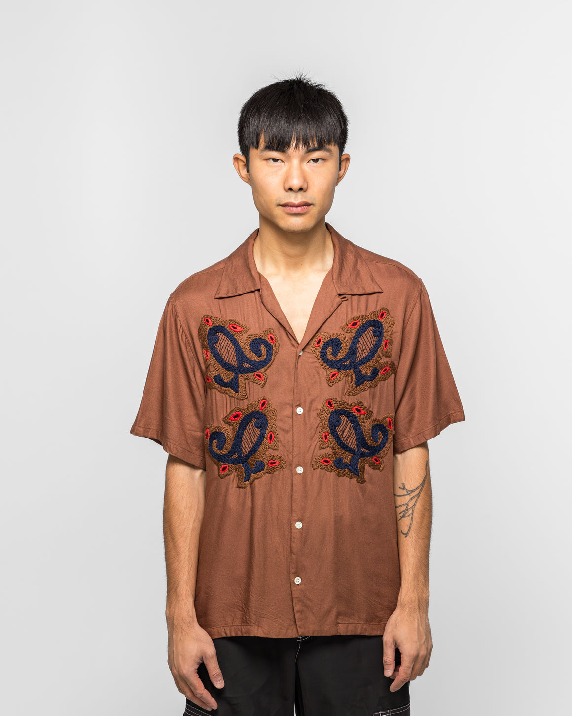 NOMARHYTHM TEXTILE - Paisley Embroidery Open Collar SS Shirt - Walnut - UP THERE