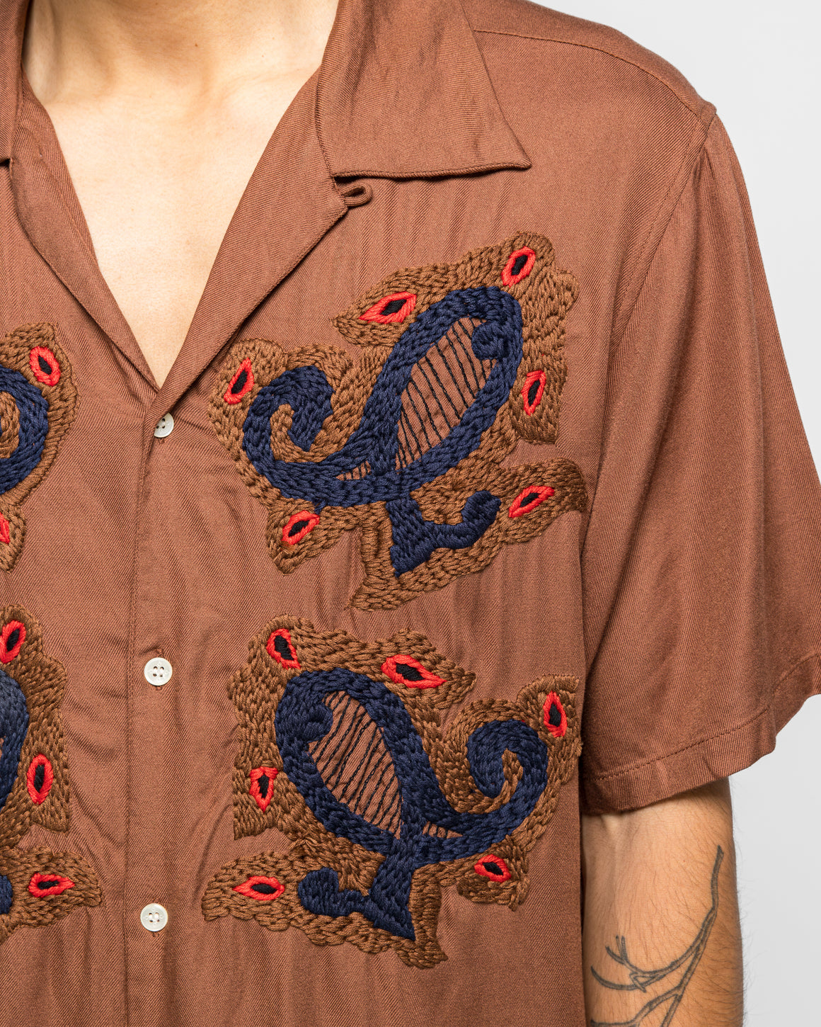 NOMARHYTHM TEXTILE - Paisley Embroidery Open Collar SS Shirt - Walnut - UP THERE