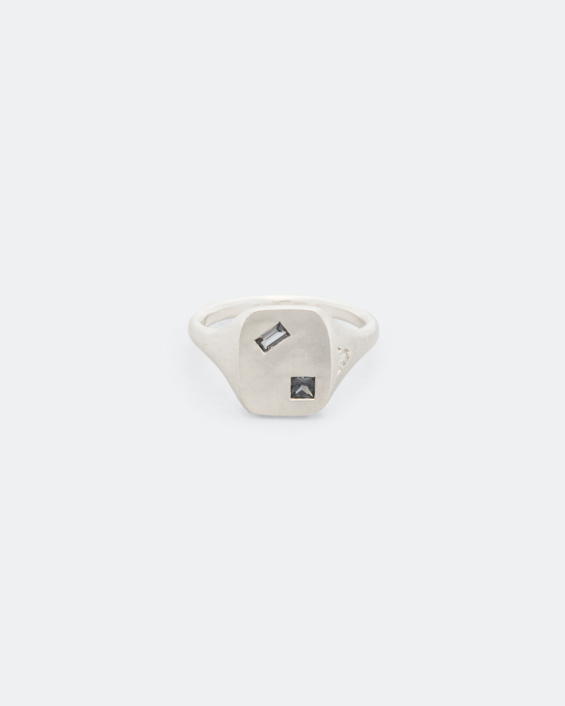 Seb Brown - Paris Grey Ring - 925 Sterling Silver/Spinel-Sapphire - UP THERE